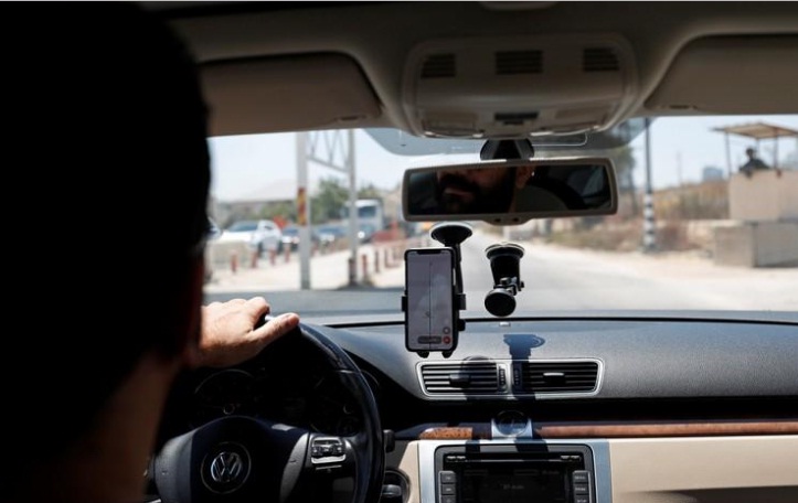 تطبيق فلسطيني يساعد السائقين على تجنب نقاط التفتيش الإسرائيلية